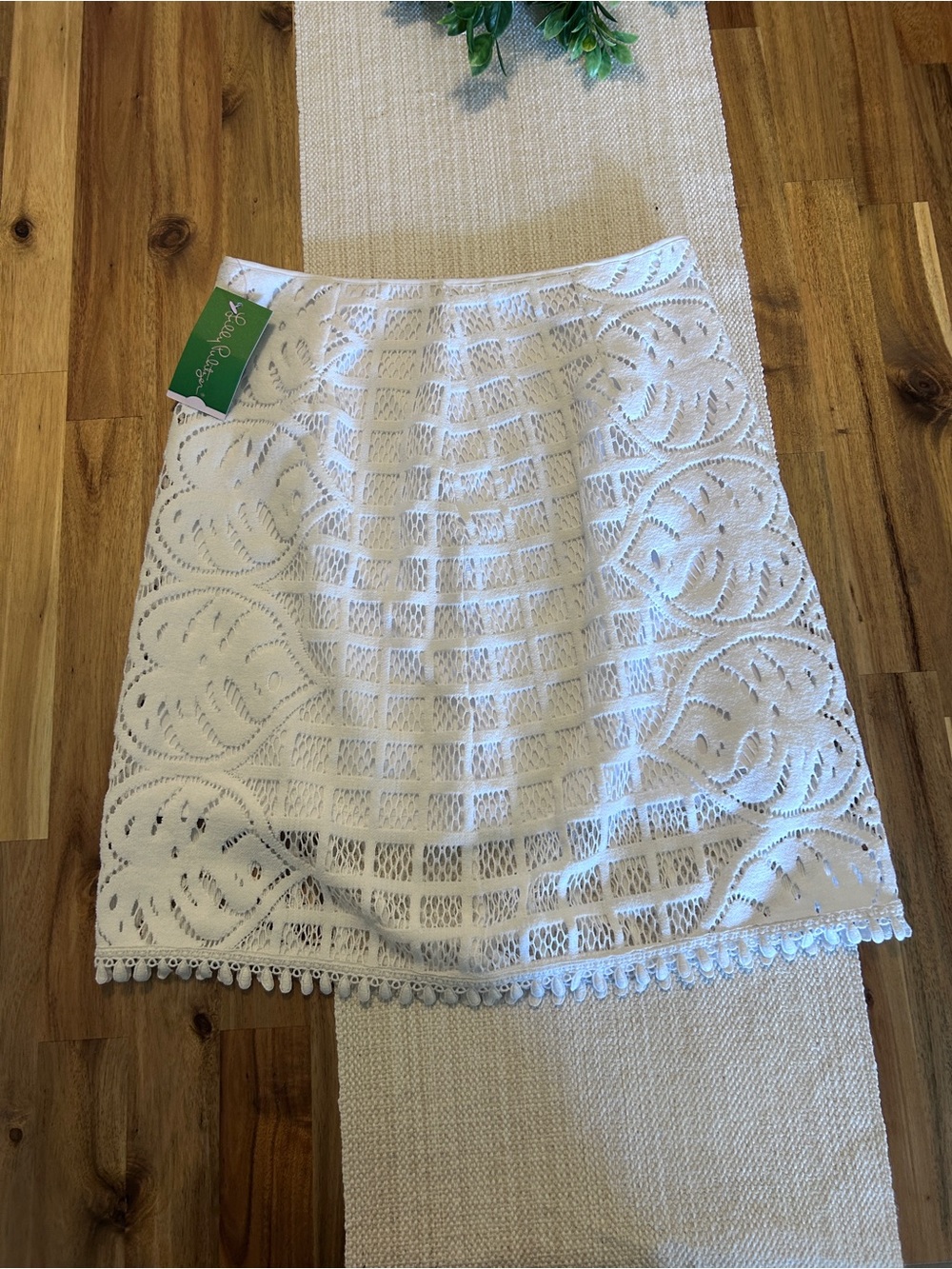 NWT Lilly Pulitzer Leafy Palm Guipure White Lace eyelet Skirt with Pom Hem, S